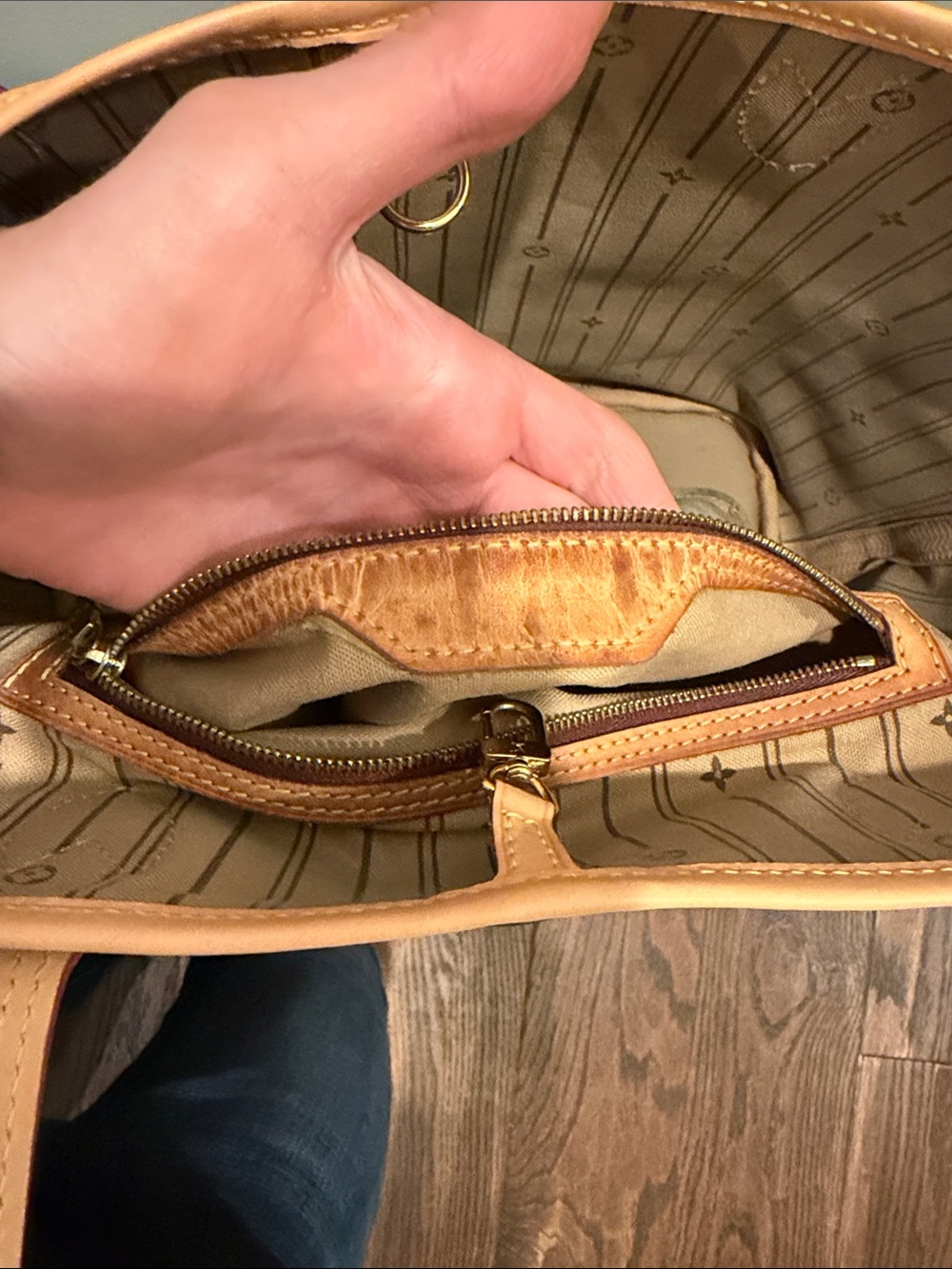 Louis Vuitton Monogram Neverfull MM Brown Tote with Natural Leather Trim - Picture 9 of 12